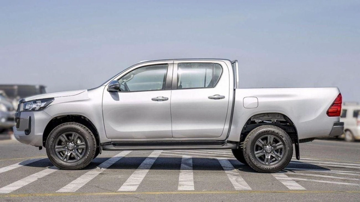 Toyota Hilux MED OPTION HILUX 2.4L AT-3-0