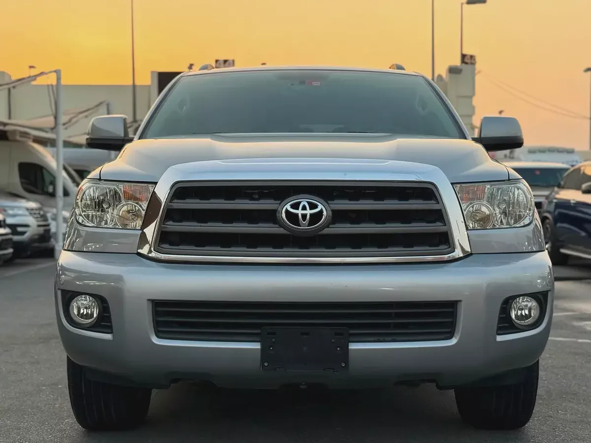 Toyota Sequoia SR5 2016 | GCC Specs | Well Maintained Family SUV-2-2