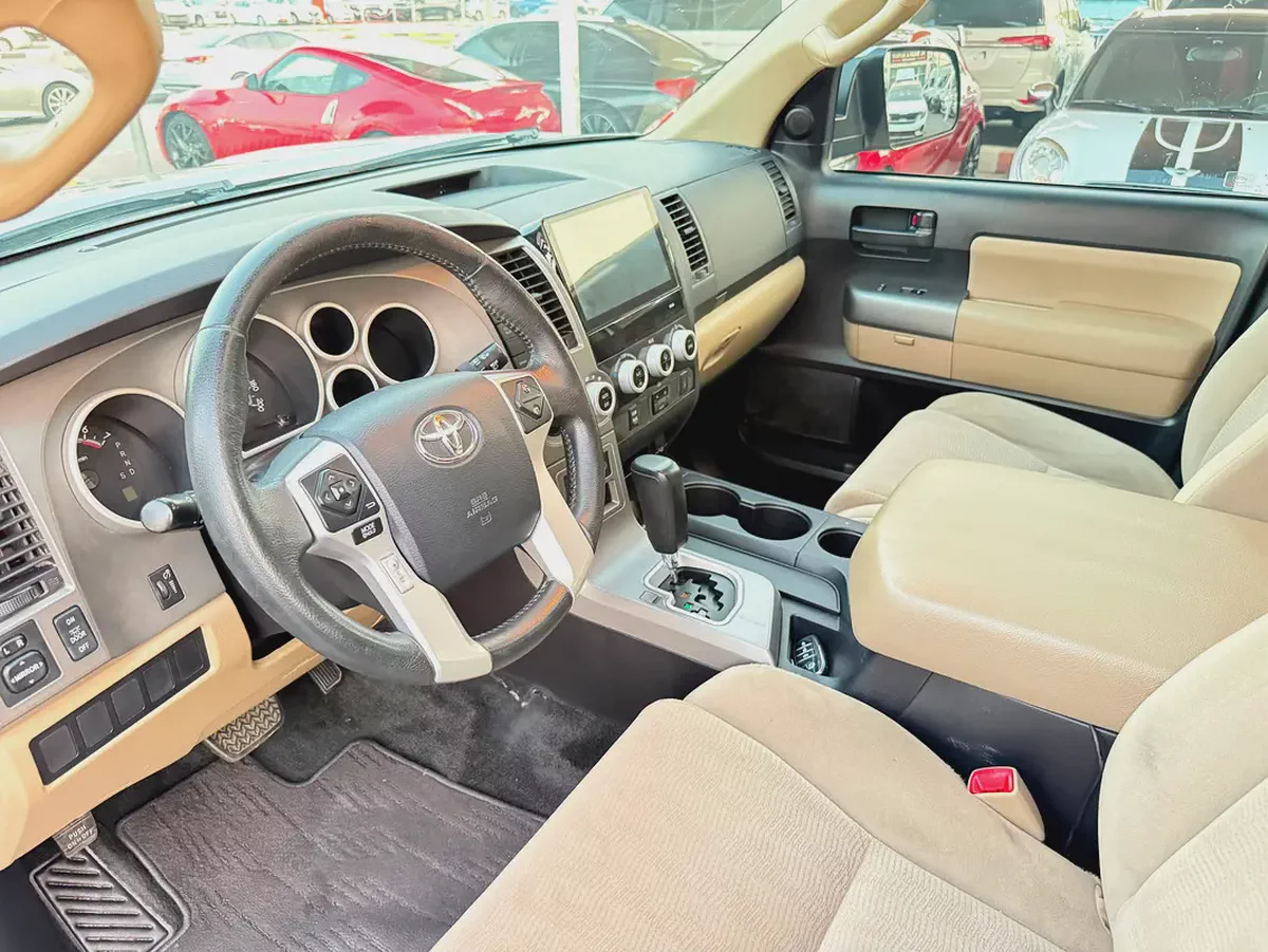 Toyota Sequoia SR5 2016 | GCC Specs | Well Maintained Family SUV-3-3