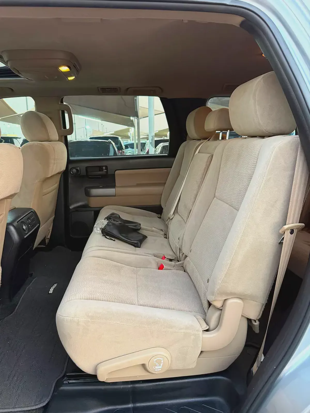 Toyota Sequoia SR5 2016 | GCC Specs | Well Maintained Family SUV-6-6