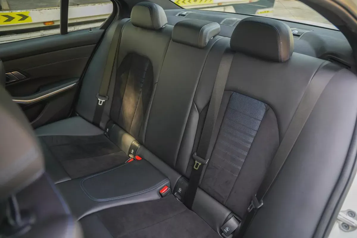 BMW 330i M Sport Sedan – 2021 | GCC | Alcantara Interior | AED 120,000-10-10