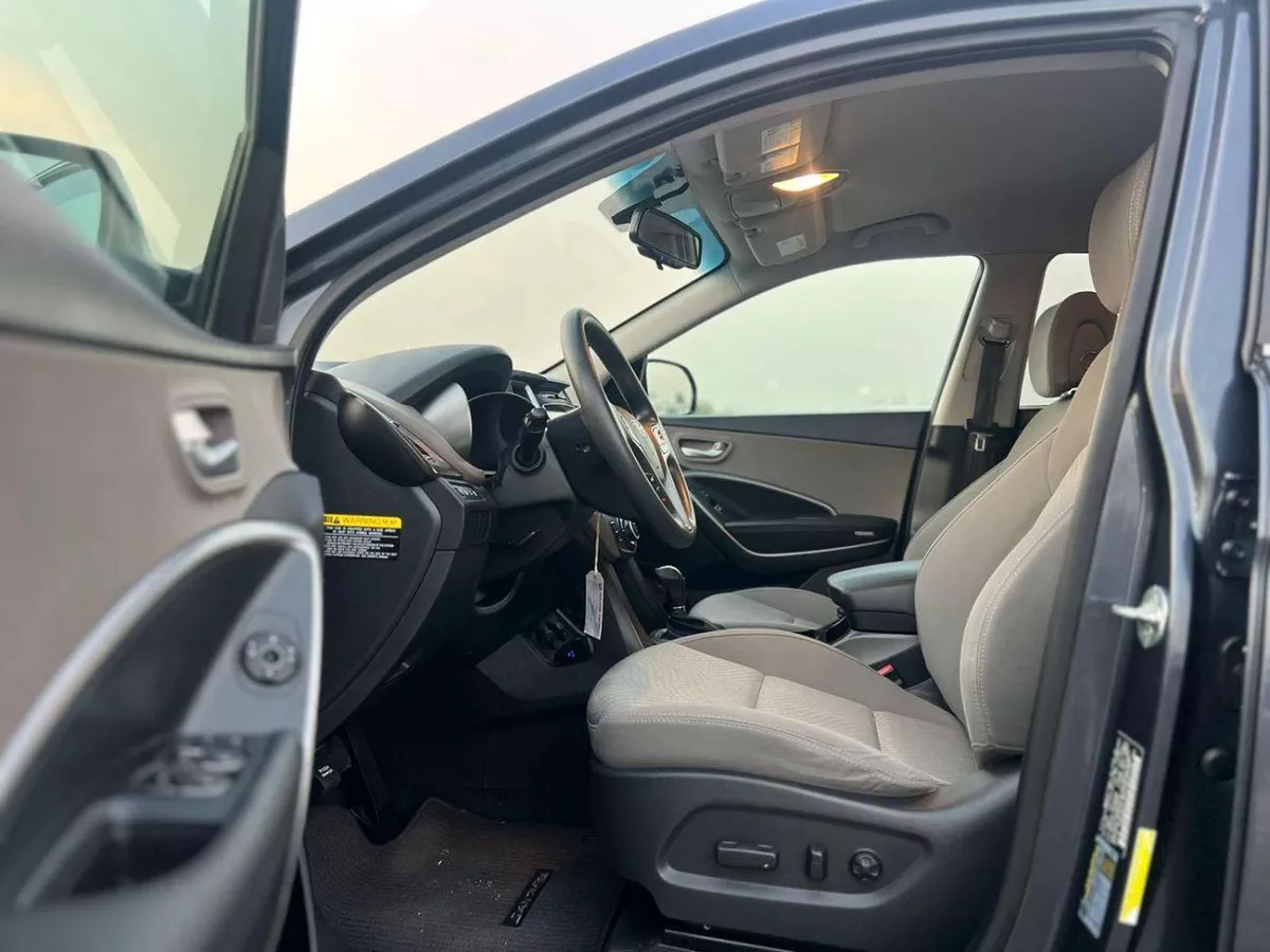 Hyundai Santa Fe STANDARD 2019 Hyundai Santa Fe - 3.3L V6 - Apple & Android Play - 7 Seater - 42000 Mileage - 41999 AED-9-0