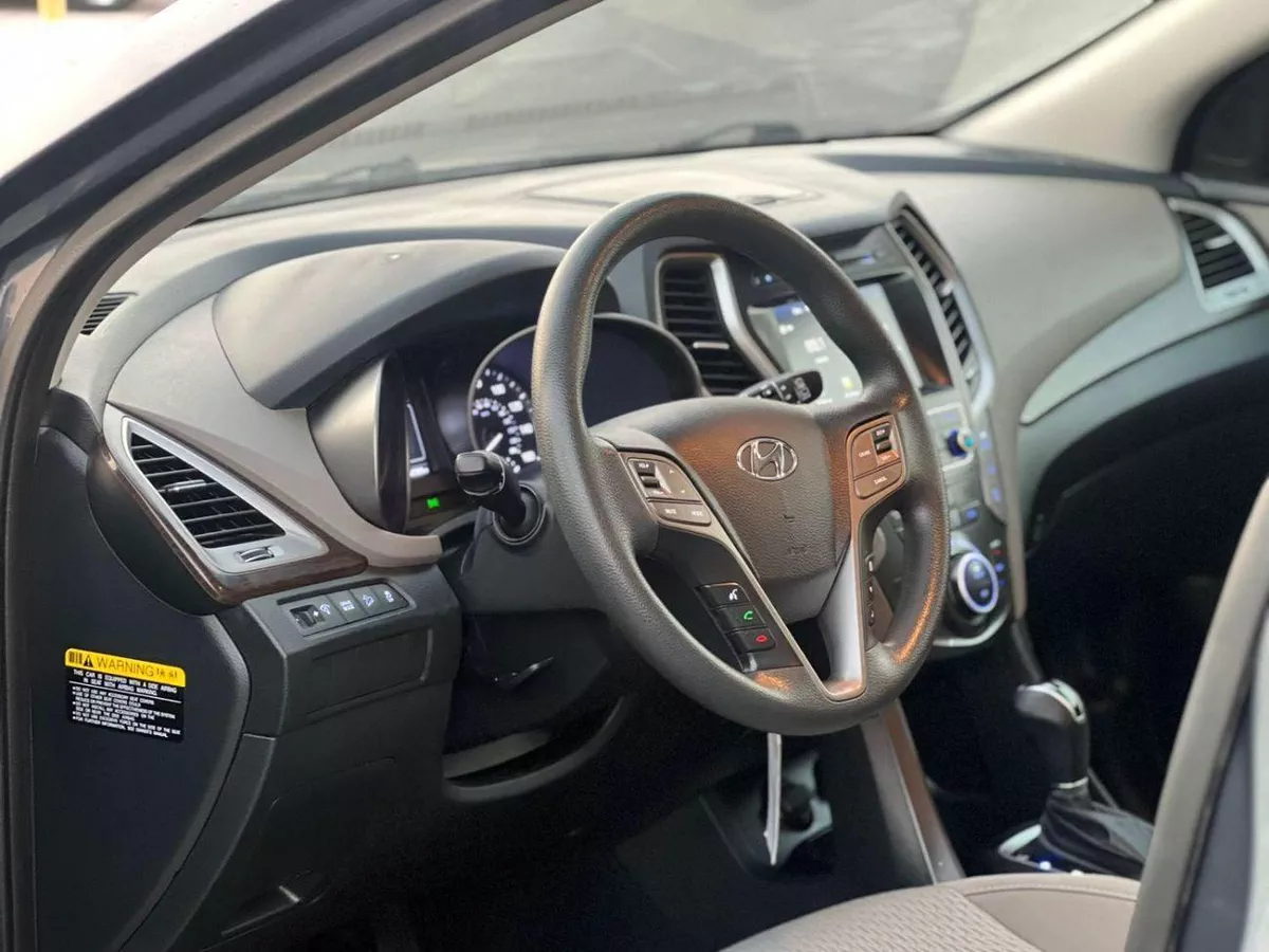 Hyundai Santa Fe STANDARD 2019 Hyundai Santa Fe - 3.3L V6 - Apple & Android Play - 7 Seater - 42000 Mileage - 41999 AED-11-0