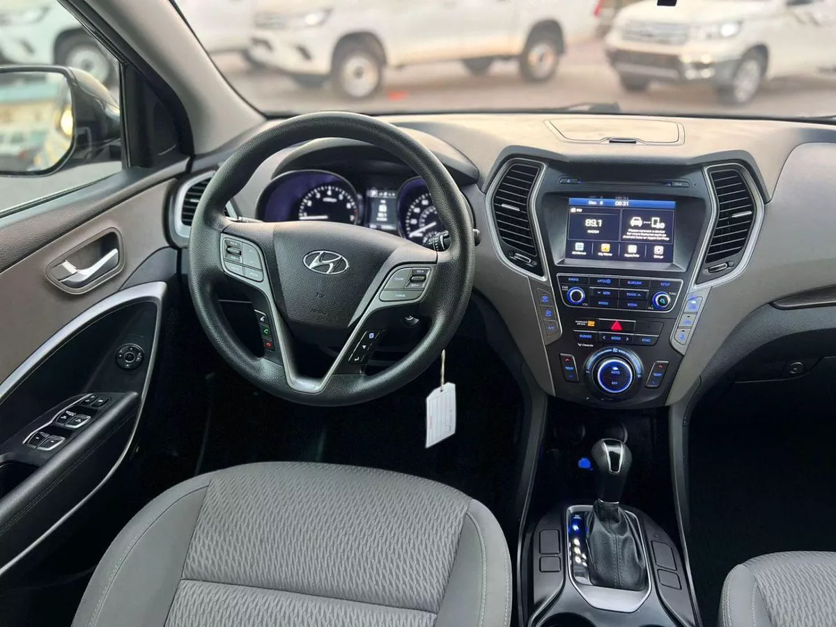 Hyundai Santa Fe STANDARD 2019 Hyundai Santa Fe - 3.3L V6 - Apple & Android Play - 7 Seater - 42000 Mileage - 41999 AED-12-0