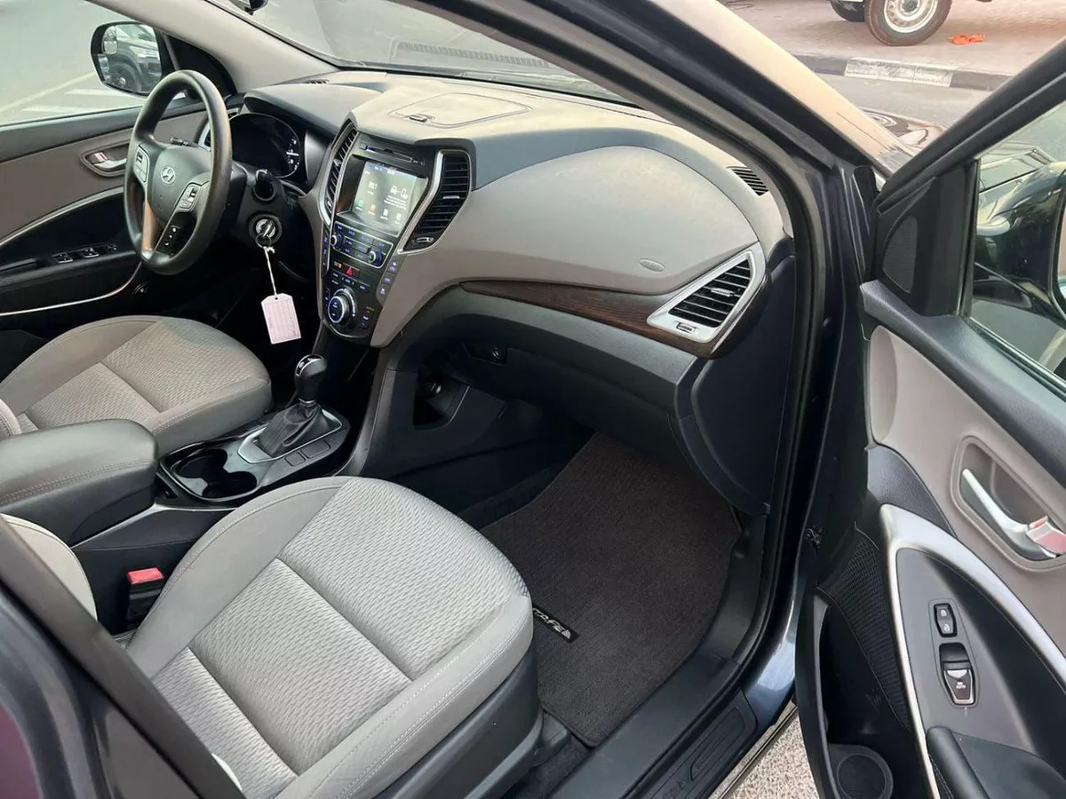 Hyundai Santa Fe STANDARD 2019 Hyundai Santa Fe - 3.3L V6 - Apple & Android Play - 7 Seater - 42000 Mileage - 41999 AED-13-0