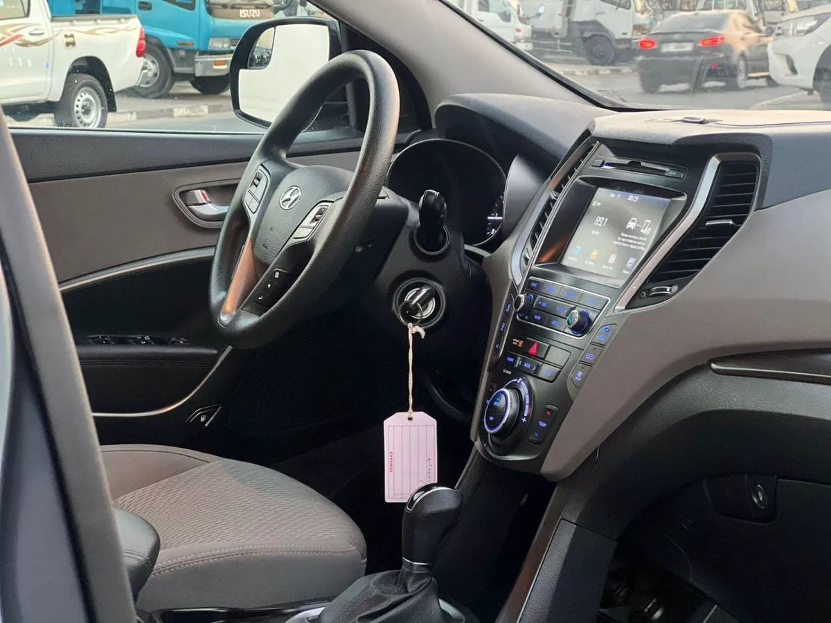 Hyundai Santa Fe STANDARD 2019 Hyundai Santa Fe - 3.3L V6 - Apple & Android Play - 7 Seater - 42000 Mileage - 41999 AED-14-0