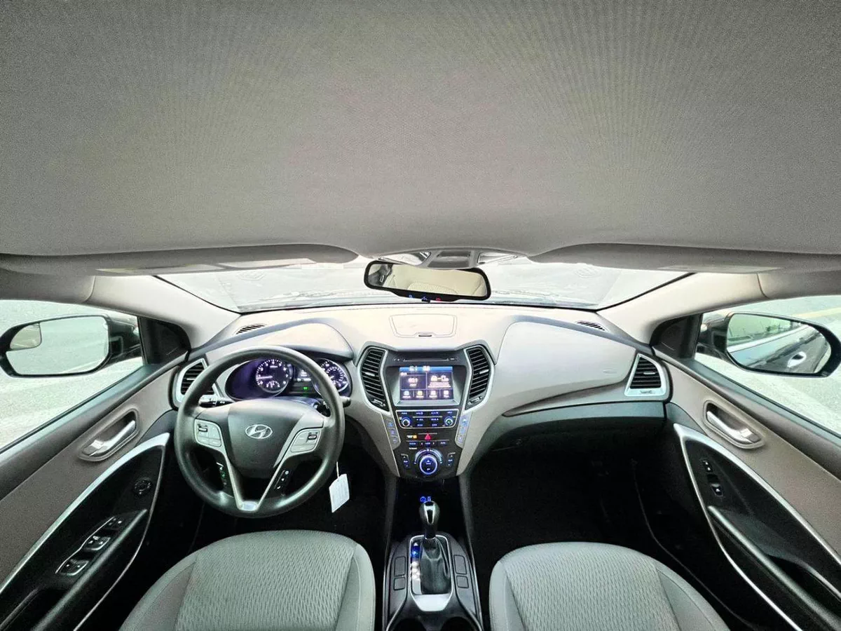 Hyundai Santa Fe STANDARD 2019 Hyundai Santa Fe - 3.3L V6 - Apple & Android Play - 7 Seater - 42000 Mileage - 41999 AED-15-0