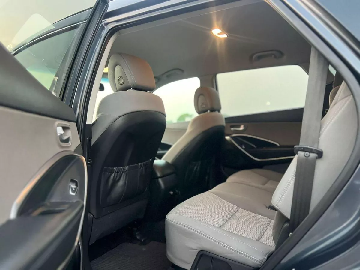 Hyundai Santa Fe STANDARD 2019 Hyundai Santa Fe - 3.3L V6 - Apple & Android Play - 7 Seater - 42000 Mileage - 41999 AED-18-0