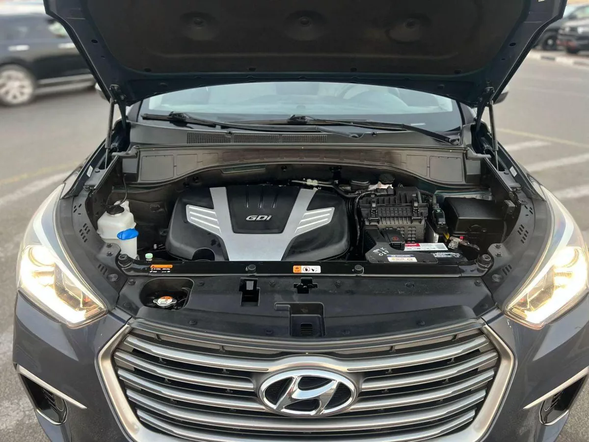 Hyundai Santa Fe STANDARD 2019 Hyundai Santa Fe - 3.3L V6 - Apple & Android Play - 7 Seater - 42000 Mileage - 41999 AED-20-0