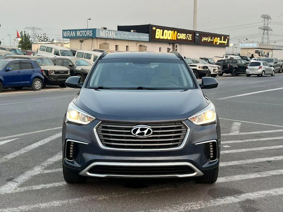Hyundai Santa Fe STANDARD 2019 Hyundai Santa Fe - 3.3L V6 - Apple & Android Play - 7 Seater - 42000 Mileage - 41999 AED-1-0