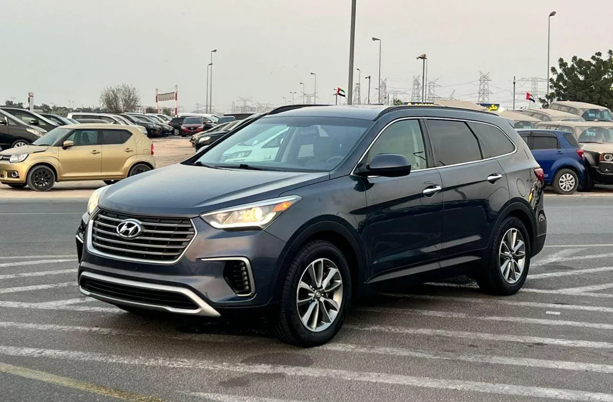 Hyundai Santa Fe STANDARD 2019 Hyundai Santa Fe - 3.3L V6 - Apple & Android Play - 7 Seater - 42000 Mileage - 41999 AED-2-0