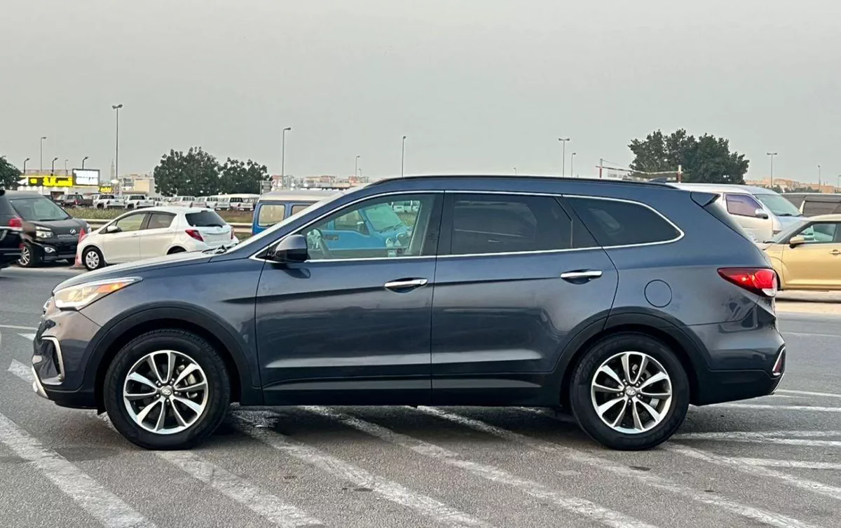 Hyundai Santa Fe STANDARD 2019 Hyundai Santa Fe - 3.3L V6 - Apple & Android Play - 7 Seater - 42000 Mileage - 41999 AED-3-0