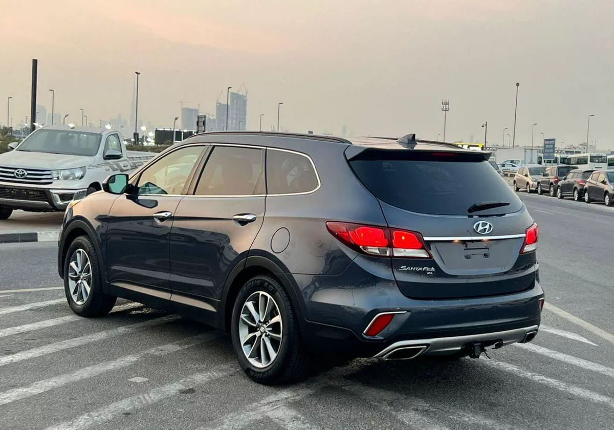 Hyundai Santa Fe STANDARD 2019 Hyundai Santa Fe - 3.3L V6 - Apple & Android Play - 7 Seater - 42000 Mileage - 41999 AED-4-0