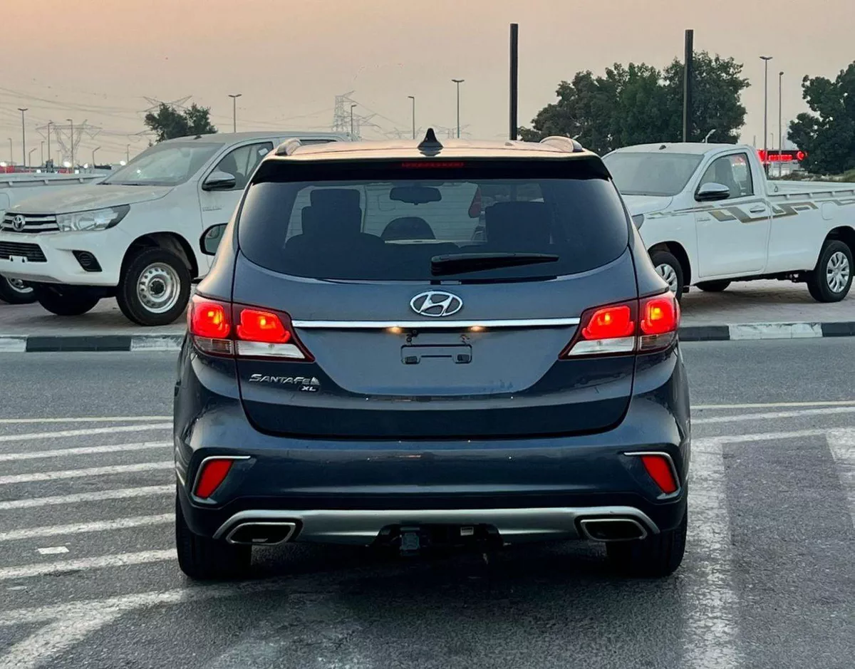 Hyundai Santa Fe STANDARD 2019 Hyundai Santa Fe - 3.3L V6 - Apple & Android Play - 7 Seater - 42000 Mileage - 41999 AED-5-0