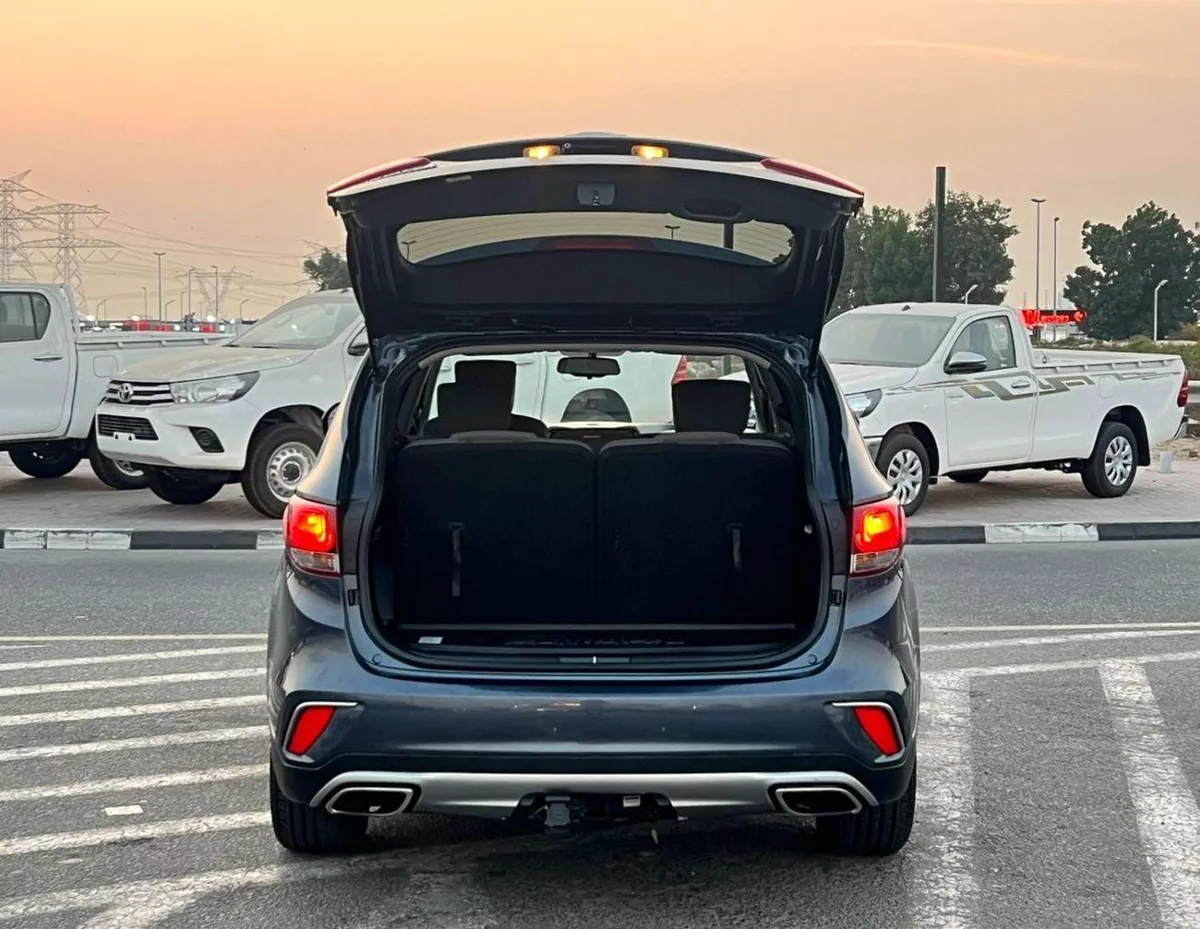 Hyundai Santa Fe STANDARD 2019 Hyundai Santa Fe - 3.3L V6 - Apple & Android Play - 7 Seater - 42000 Mileage - 41999 AED-6-0