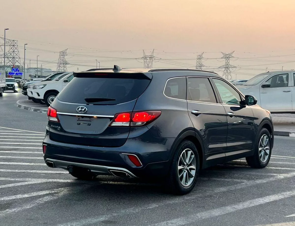 Hyundai Santa Fe STANDARD 2019 Hyundai Santa Fe - 3.3L V6 - Apple & Android Play - 7 Seater - 42000 Mileage - 41999 AED-7-0