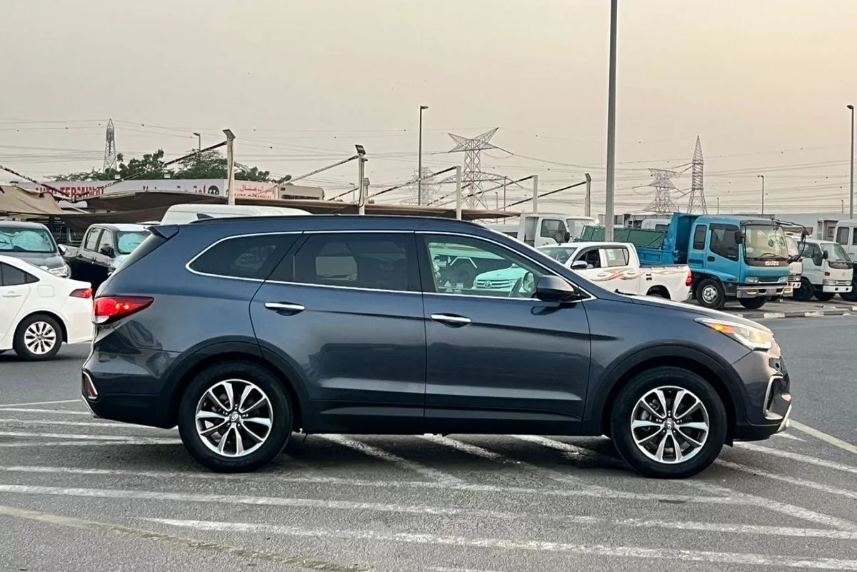 Hyundai Santa Fe STANDARD 2019 Hyundai Santa Fe - 3.3L V6 - Apple & Android Play - 7 Seater - 42000 Mileage - 41999 AED-8-0