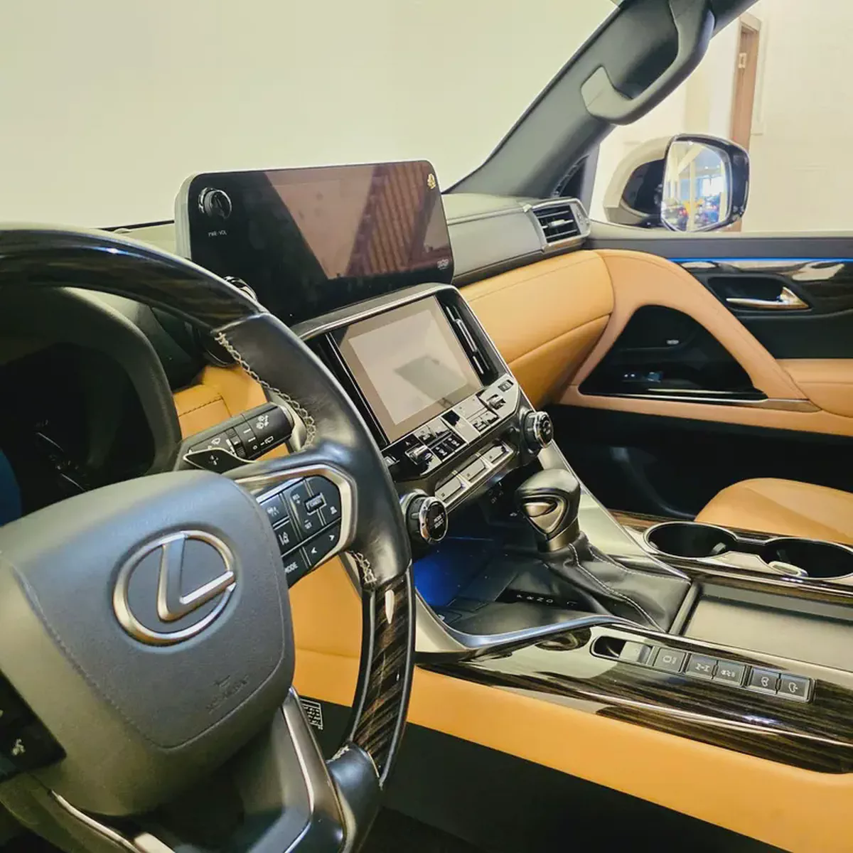 AED 7034 PM | LEXUS LX 600 SIGNATURE 2024 | UNDER AGENCY WARRANTY & SERVICE CONTRACT AUG 2030 | GCC-10-10