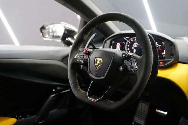 Lamborghini Revuelto 2025