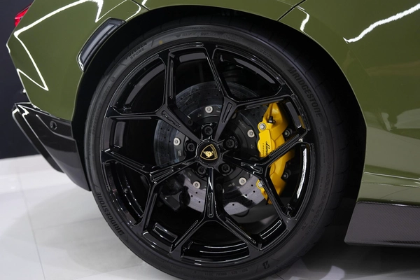 Lamborghini Revuelto 2025