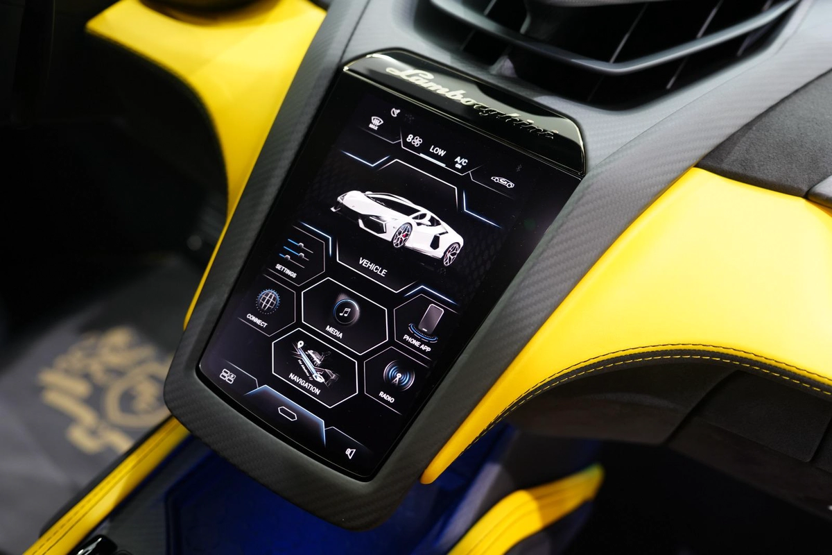 Lamborghini Revuelto 2025-10-10