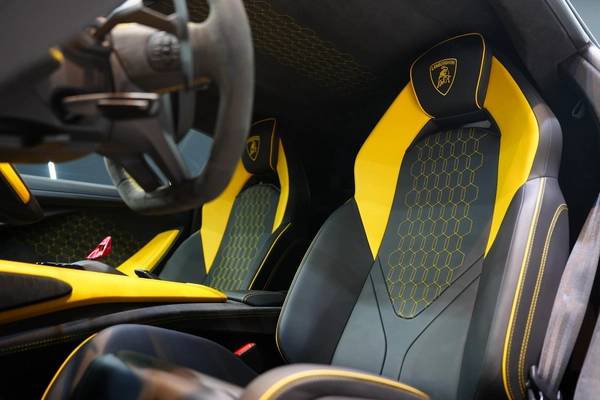 Lamborghini Revuelto 2025