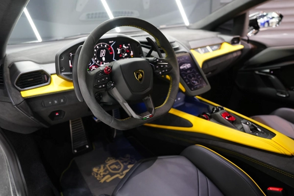 Lamborghini Revuelto 2025