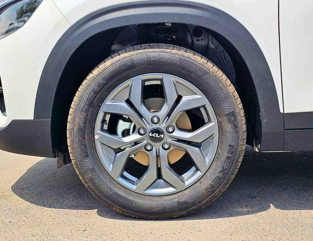 Kia Seltos CVT LUXURY/ DUAL TONE WITH BLACK ROOF / PANORAMIC ROOF/ 1.5L V4 PETROL CHINES SPECS (CODE#KSLL)-8-0