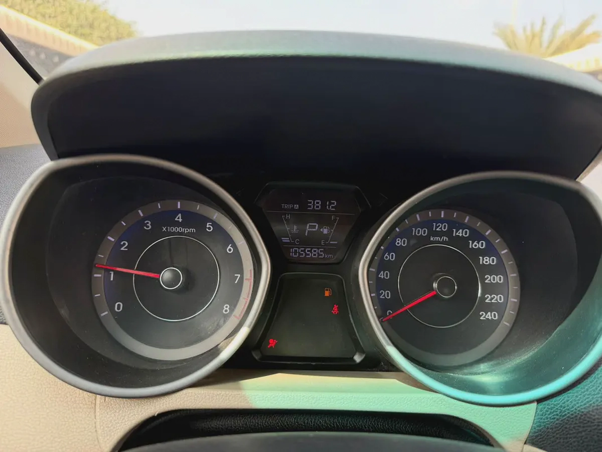HYUNDAI ELANTRA 1.8 2016 kilometers is not original registration test ccm report pass-12-12