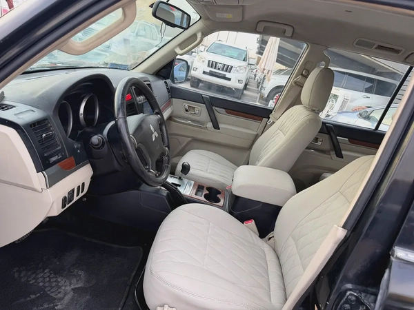Mitsubshi pajero 2008 look 2020 balck color GCC