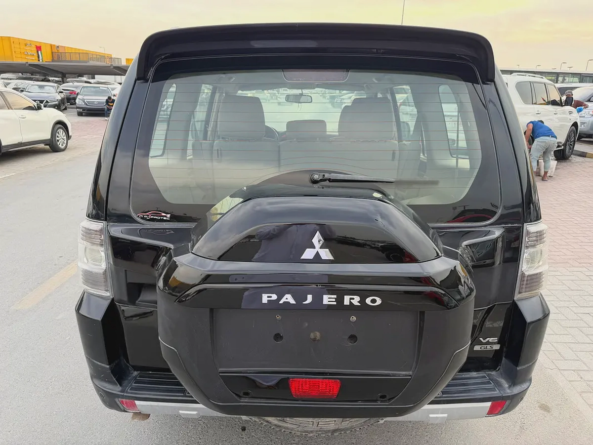 Mitsubshi pajero 2008 look 2020 balck color GCC-4-4