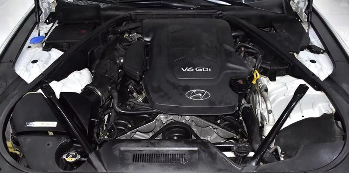 Hyundai Genesis 3.8 ( 2016 Model ) in White Color GCC Specs-5-5
