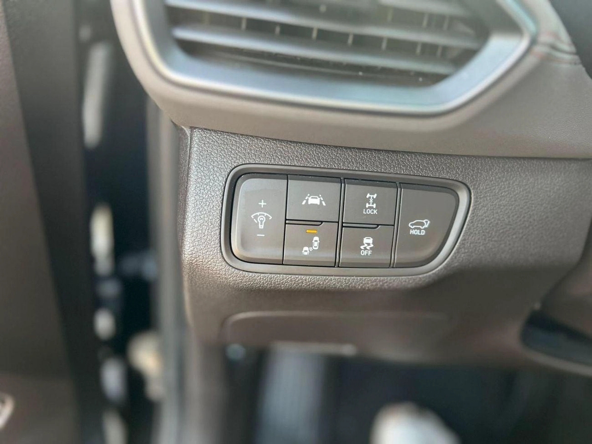 Hyundai Santa Fe 2019 Hyundai Santa - Full Option - 2.4L - V4 - Panoramic View - Push Start - Leather and Electric-36-19-0