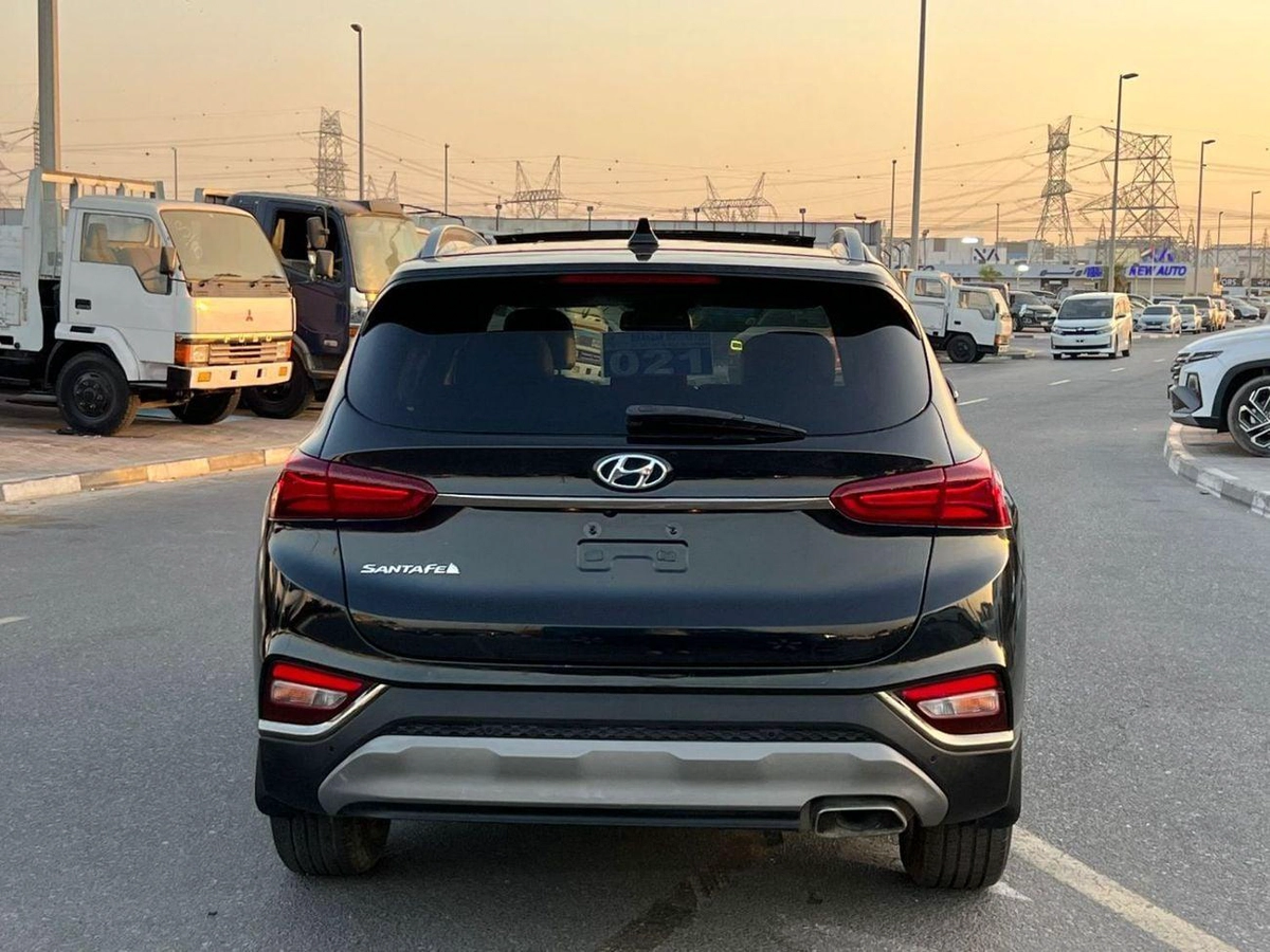 Hyundai Santa Fe 2019 Hyundai Santa - Full Option - 2.4L - V4 - Panoramic View - Push Start - Leather and Electric-36-7-0