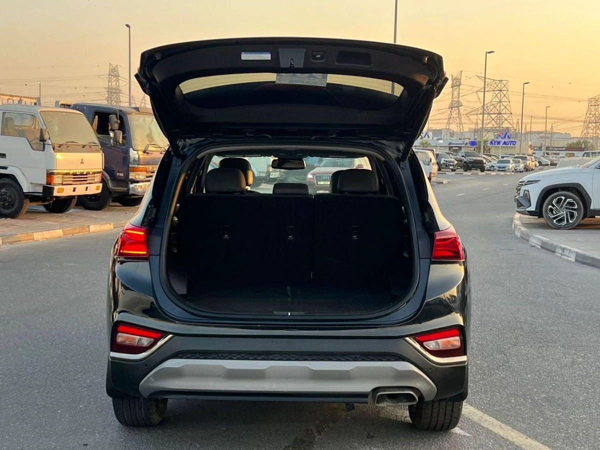 Hyundai Santa Fe 2019 Hyundai Santa - Full Option - 2.4L - V4 - Panoramic View - Push Start - Leather and Electric-36-8-0