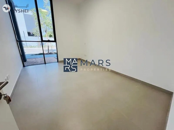 Spacious, Luxury 4 Bedroom End Corner Villa, with Two Living Room and Study Room
