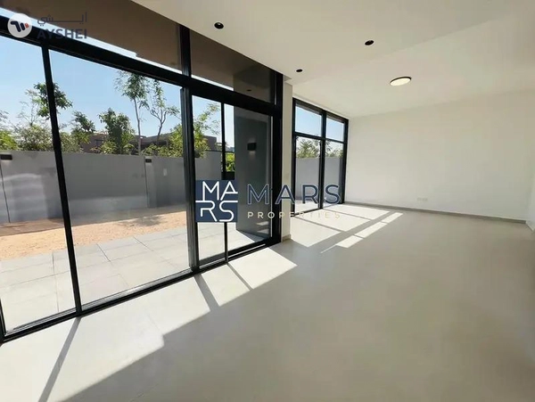 Spacious, Luxury 4 Bedroom End Corner Villa, with Two Living Room and Study Room
