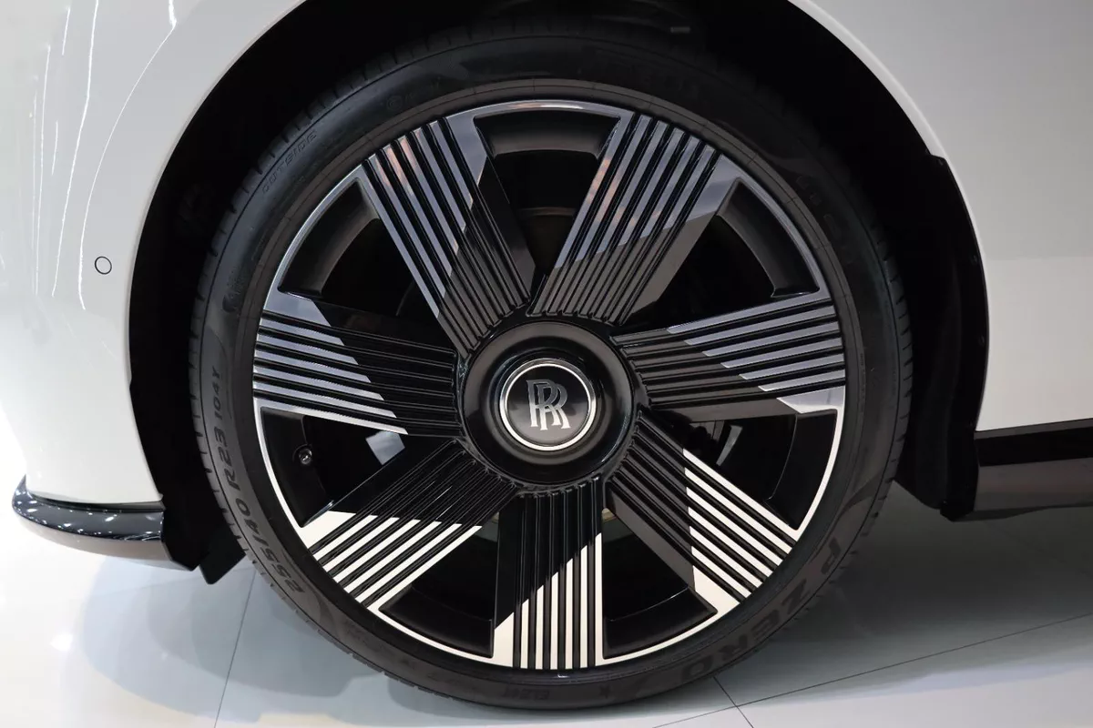 Rolls-Royce Spectre 2025-18-18