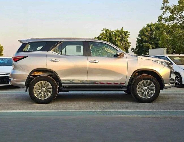 Toyota Fortuner SR5 ADVENTURE / CLIMATE WITH LEATHER SEATS /DIFFLOCK/ AUTO A/C (CODE # F6HA)