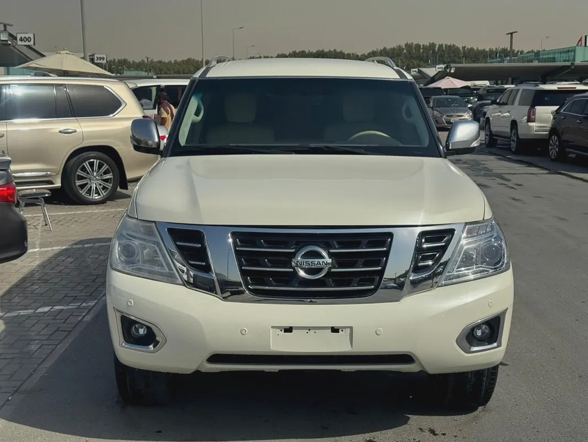 Nissan patrol 2016 white cooor GCC calen car