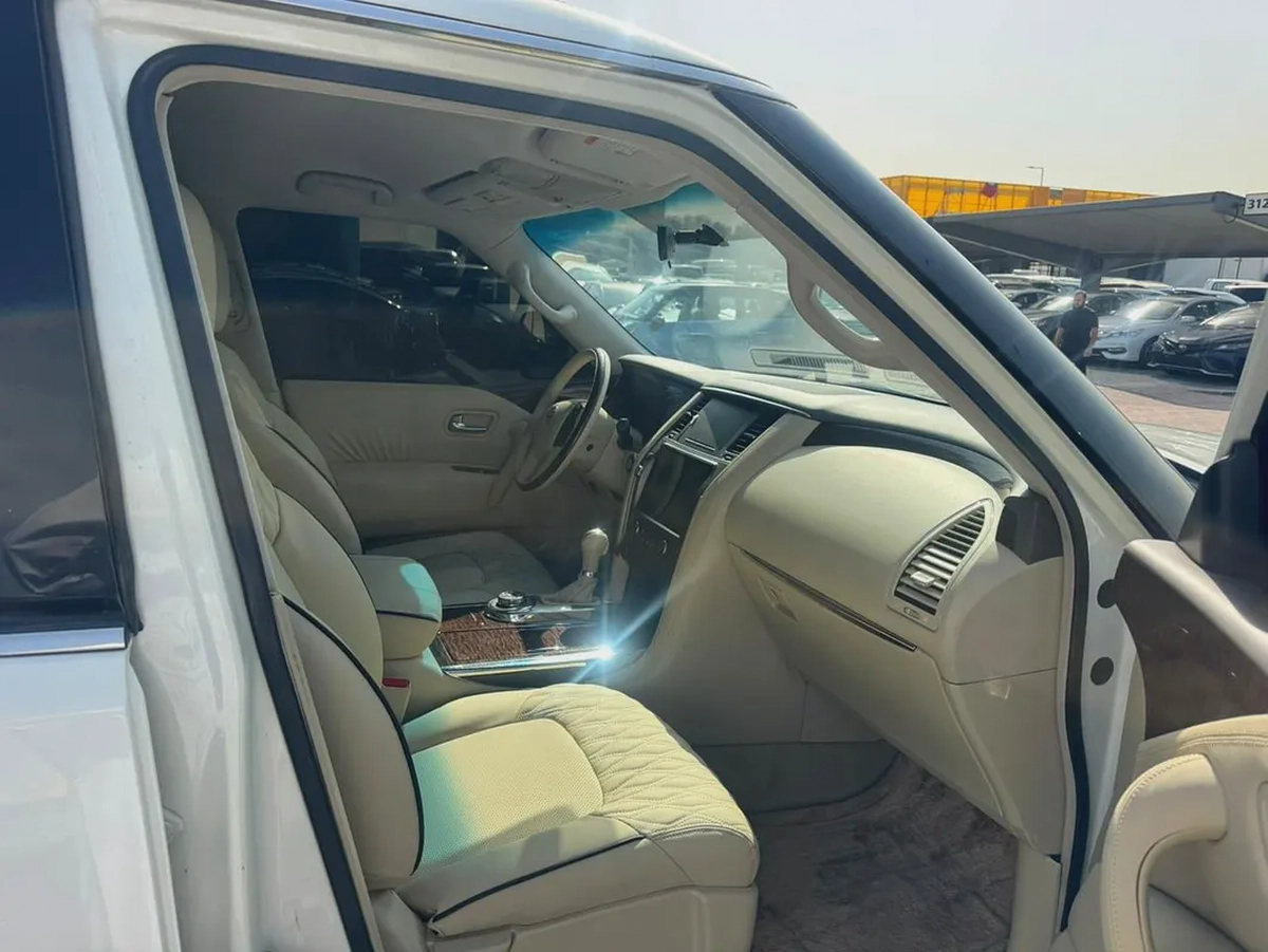 Nissan patrol 2016 white cooor GCC calen car-1-1