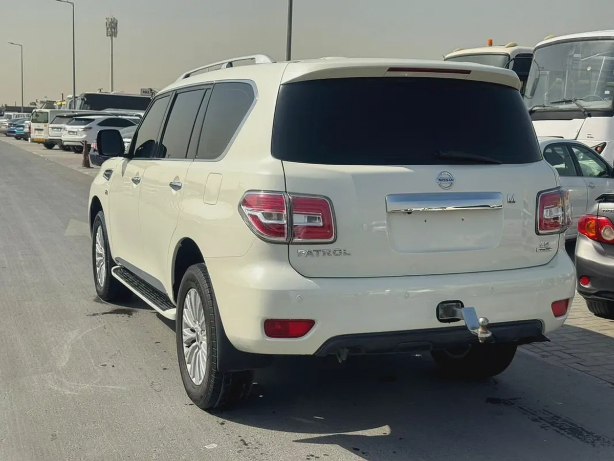 Nissan patrol 2016 white cooor GCC calen car-3-3