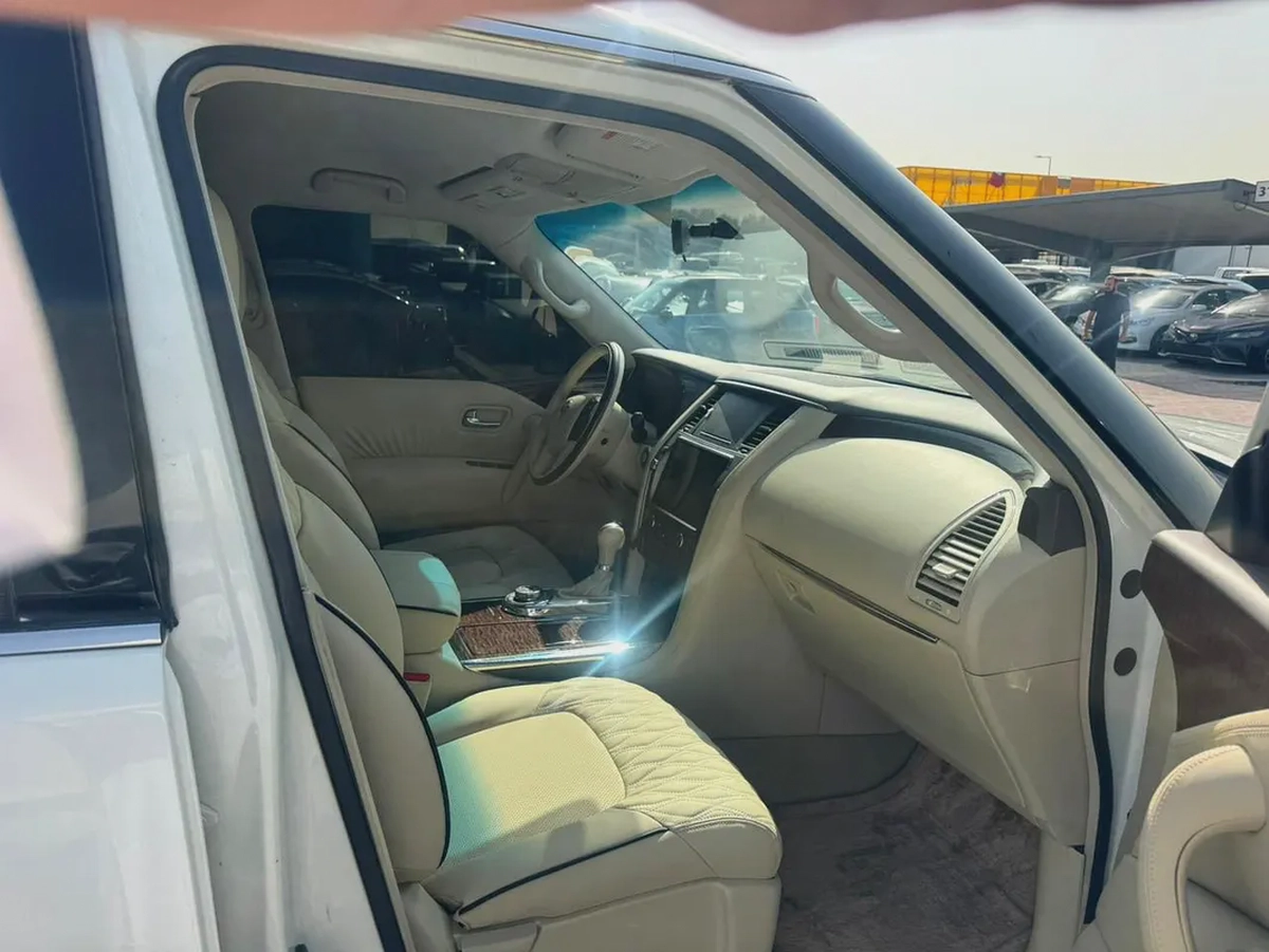 Nissan patrol 2016 white cooor GCC calen car-4-4