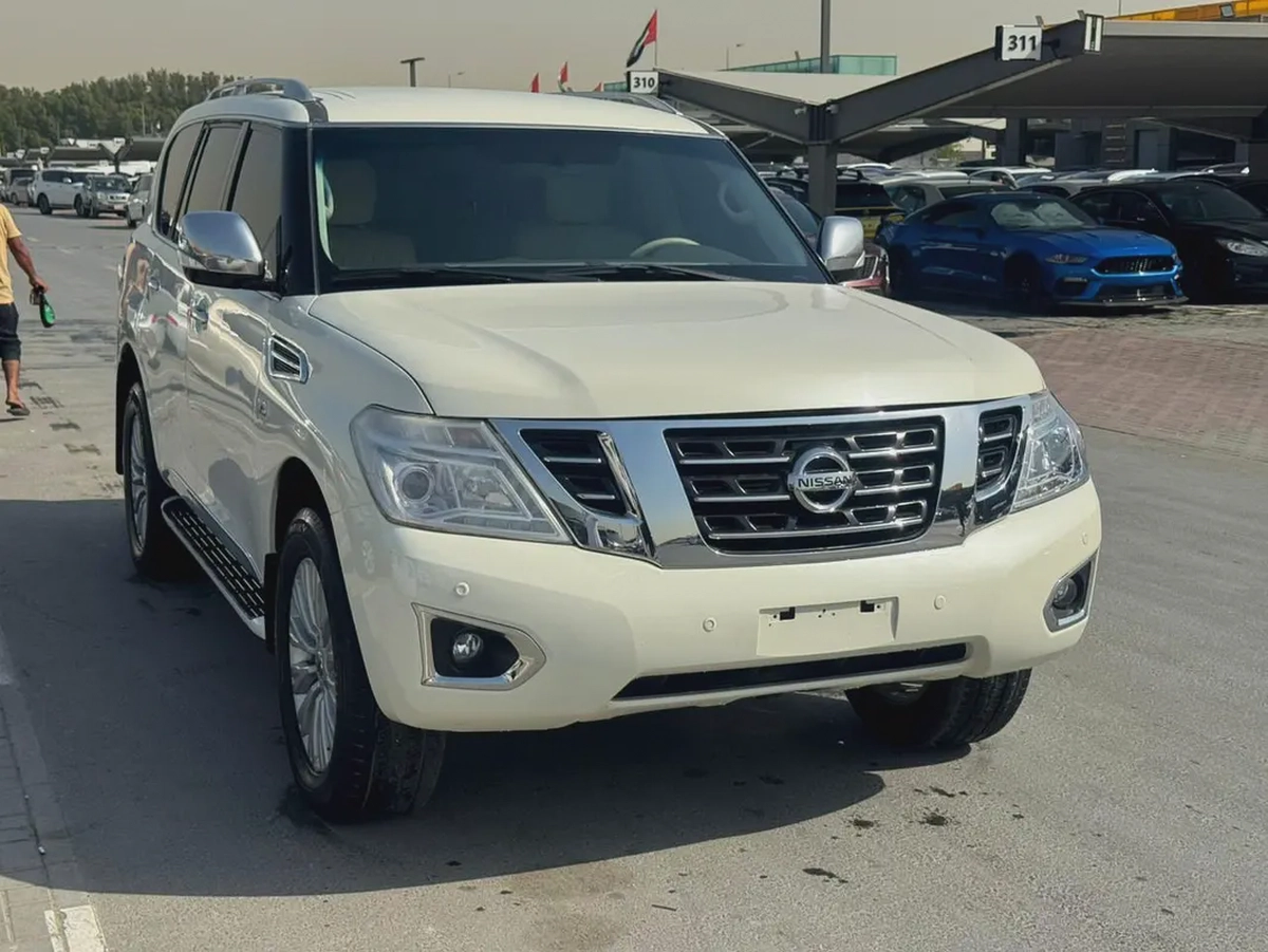 Nissan patrol 2016 white cooor GCC calen car-6-6