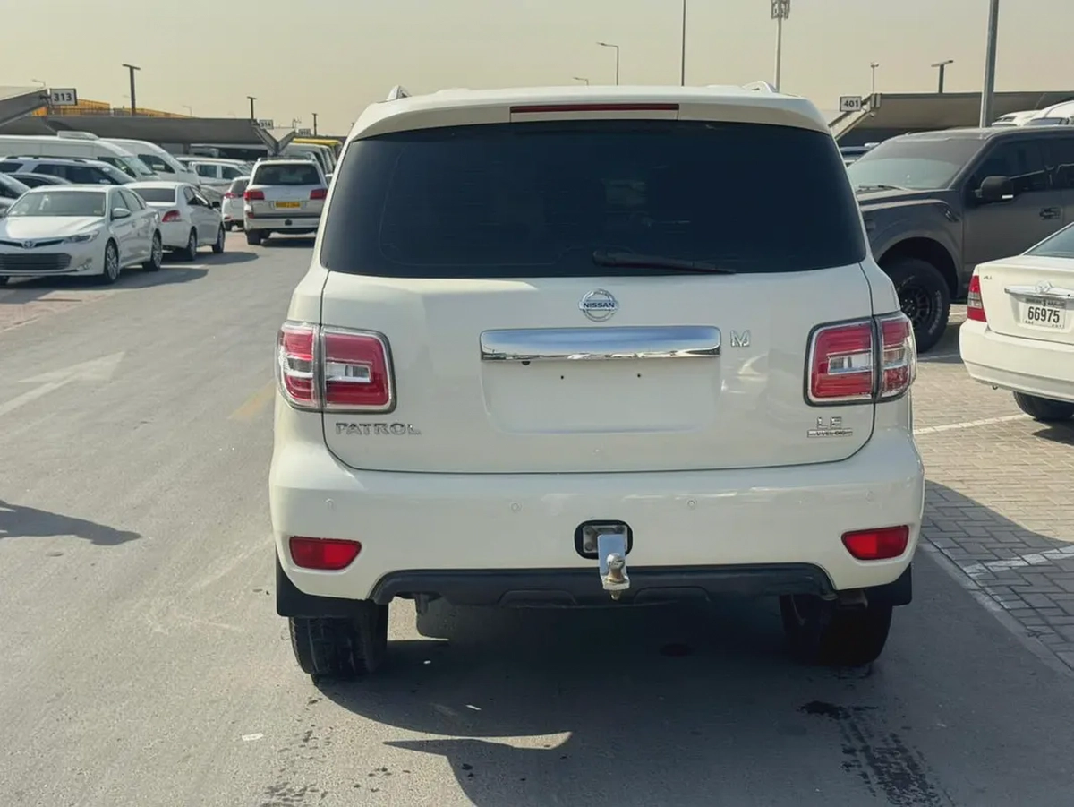 Nissan patrol 2016 white cooor GCC calen car-8-8
