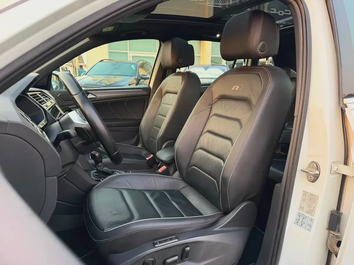 (2018) VOLKSWAGEN TIGUAN //R-LINE// GCC FULL OPTION -ORIGINAL PAINT--9-9