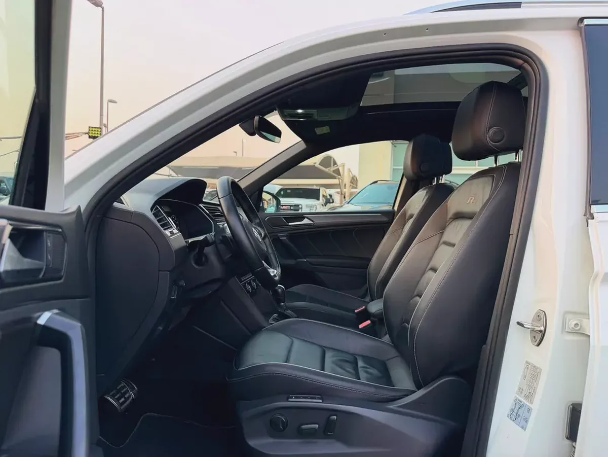 (2018) VOLKSWAGEN TIGUAN //R-LINE// GCC FULL OPTION -ORIGINAL PAINT--7-7