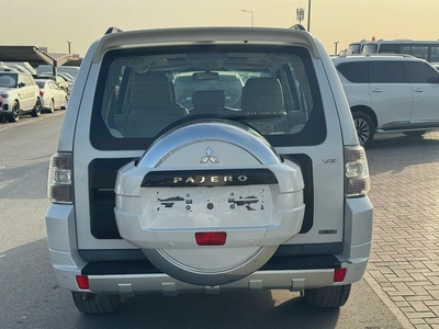 Mitsubshi pajero 2012 fullopshin white color. GCC Calen-10