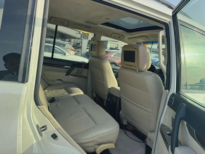 Mitsubshi pajero 2012 fullopshin white color. GCC Calen-1