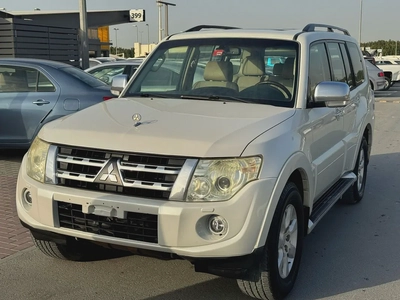 Mitsubshi pajero 2012 fullopshin white color. GCC Calen-2